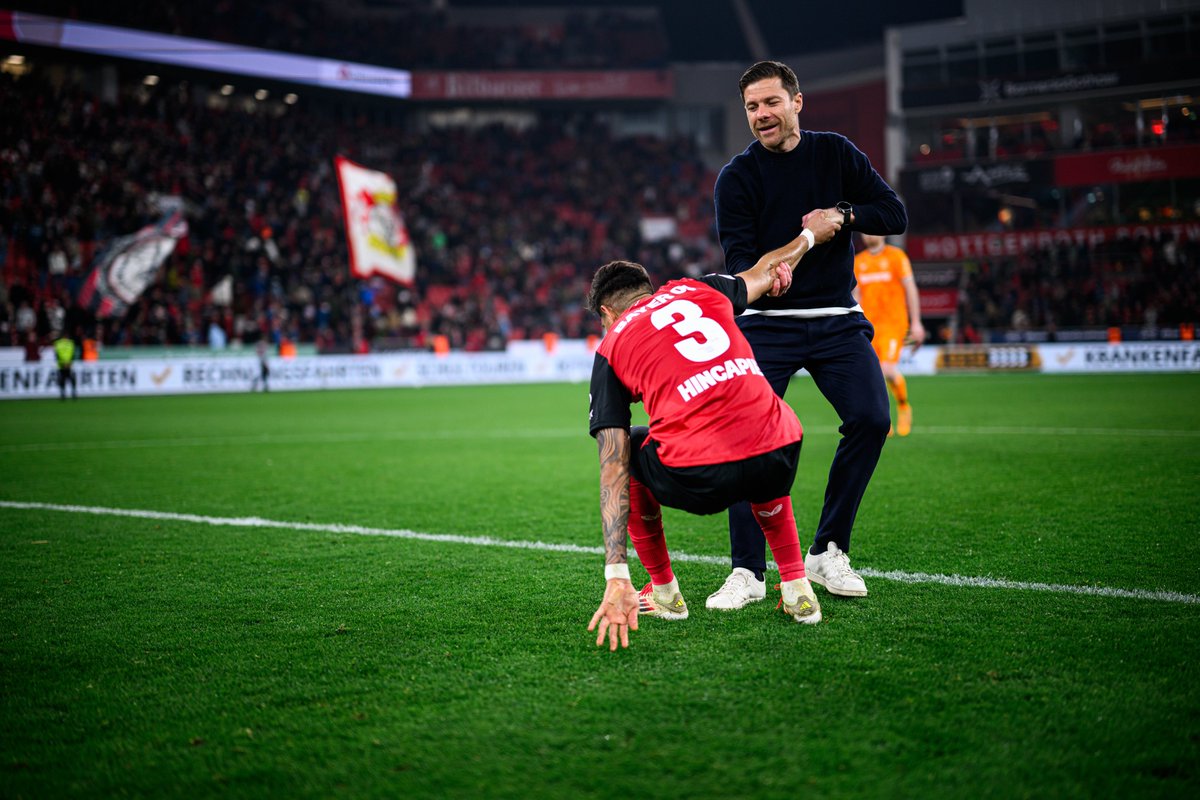 Mis respetos 🫡 

🇪🇸 <a href="/XabiAlonso/">Xabi Alonso</a> 🫂 <a href="/pierohincapie/">Piero Hincapie</a> 🇪🇨 

🔙 #B04BOC | #SomosBayer04 🖤❤️