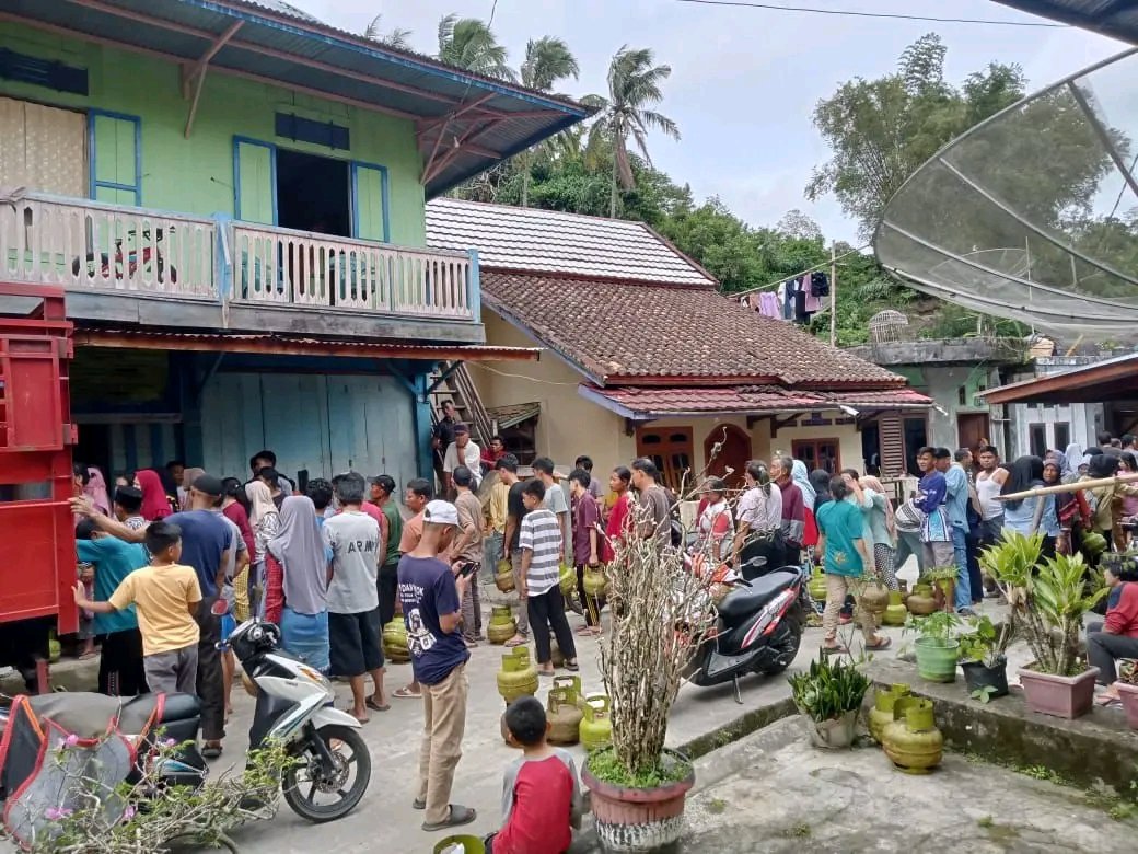 monolo1812503's tweet photo. @txtdrjkt @prabowo @gibran_tweet Keadaan kampung gua sekarang, oke gas, oke gass https://t.co/PPh8jEWOkh