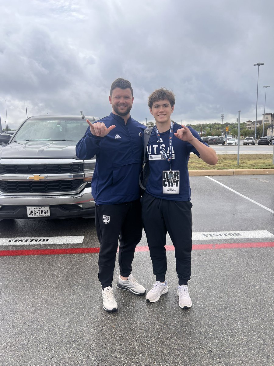 Big thanks to the Coaches and players at <a href="/UTSAFTBL/">UTSA Football 🏈</a> ! Had a great time this morning and looking forward to coming back.
<a href="/coachbutsa/">Bonner Bordelon</a> <a href="/CoachBrownUTSA/">Coach Zach Brown</a> <a href="/CoachNateShaw/">Nate Shaw</a> <a href="/WC_ChargersFB/">Churchill Chargers Football 🇬🇧</a>
