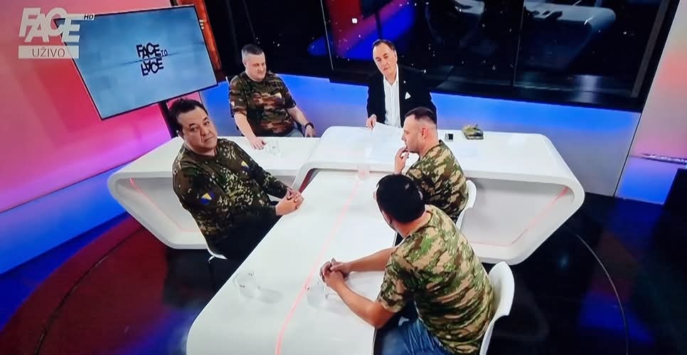 Ratna TV Face sa svojim etanol vlasnikom i cirkusanti predvođeni sa Vojinom Retardinjom. 
Što bi rekao čika Albert: "Samo su dvije stvari na svijetu beskonačne, svemir i ljudska glupost, samo što za svemir nisam siguran."