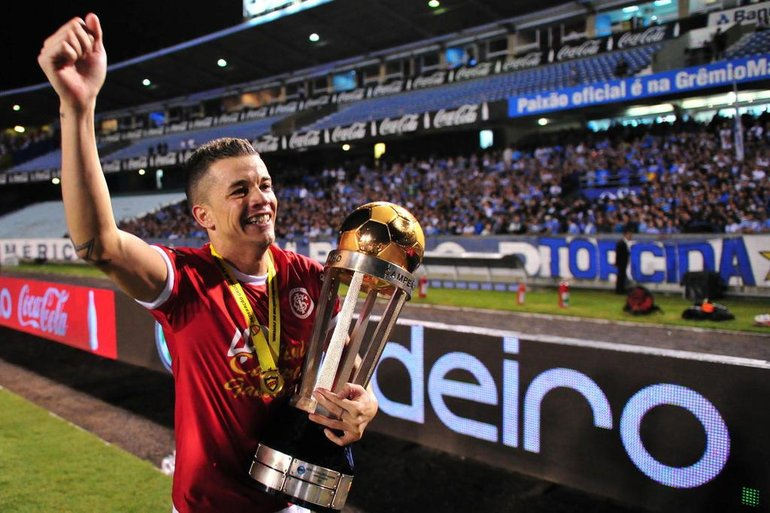 central_povo's tweet photo. D'Alessandro e a última taça da história do Olímpico

Gauchão de 2011 🏆 https://t.co/seZ1mk80fj
