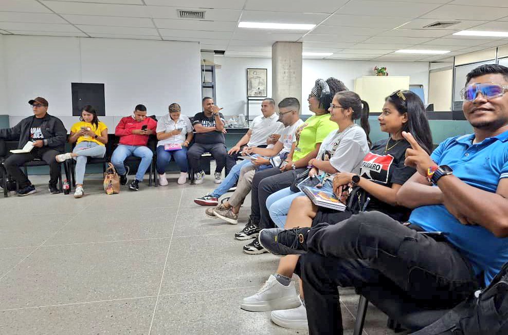Movimiento Revolucionario TUPAMARO Vzla. (@tupamaromrt_) on Twitter photo #AlMomento 📷 || Reunión operativa del trabajo juvenil desde el Municipio Iribarren Estado <a href="/MrtLara2/">Tupamaro Lara</a> con la presencia del camarada <a href="/kilverAparicioB/">Kilver Aparicio</a> Secretario Nacional de la Juventud en compañía de Ariana Llanos Presidenta de la FVEU para Conformar los equipos de la Comuna Jóven #AlMomento 📷 || Reunión operativa del trabajo juvenil desde el Municipio Iribarren Estado <a href="/MrtLara2/">Tupamaro Lara</a> con la presencia del camarada <a href="/kilverAparicioB/">Kilver Aparicio</a> Secretario Nacional de la Juventud en compañía de Ariana Llanos Presidenta de la FVEU para Conformar los equipos de la Comuna Jóven