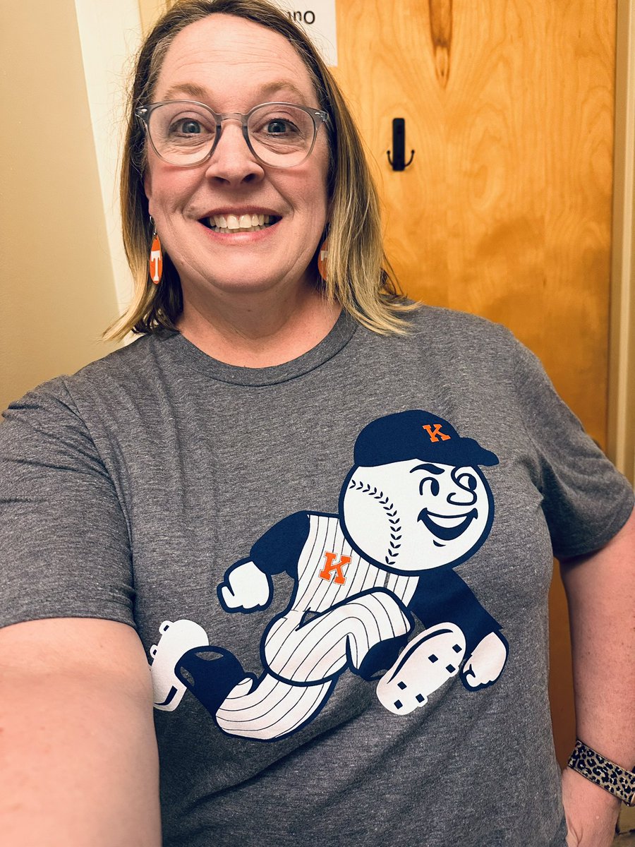 When you get back in the office from lunch - and your Kingston Baseball  tshirt has been delivered to your desk … obviously you go change immediately 

How cute is this guy?!?

💙🧡⚾️🧡💙