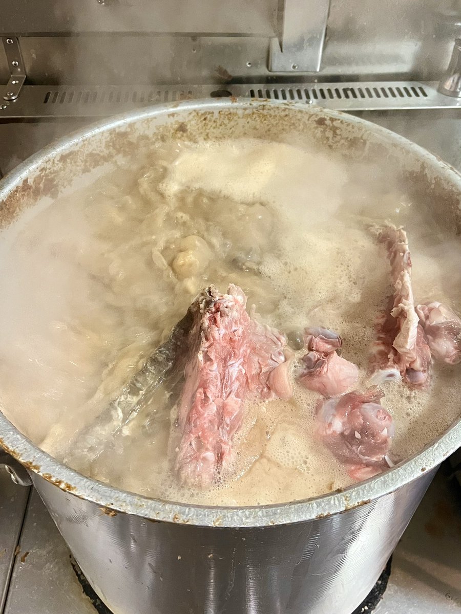 3/29(土🍖)☀️昼営業のみ☀️
🈺10:30〜15:30(L.O)

おはようございます‼️

お待たせしました‼️
本日は伯耆家恒例の🍖の日‼️
今回は釜で焼く焼鶏🐓🍖
朝から焼いて‼️
焼きたてで提供いたします‼️
スープはもちろん最高に仕上がってます‼️
家系🍜は🍚もよく合います‼️
🍜&amp;🍚のセットで是非‼️