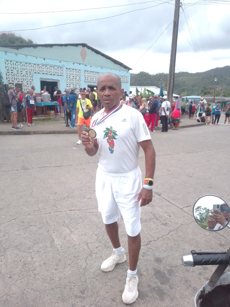 MaikelinRamirez's tweet photo. Desde #DeporteNicetoPérez provincia Guantánamo.  Despedida a nuestro multilauriado maratonista Emidel Legrá Matos que participará en la provincia de Matanzas en el Maratón Internacional de Varadero. #6taEdicion 
#GenteQueLePoneElAlma 
#DePieYCombatiendo https://t.co/JHXfSoWAUi