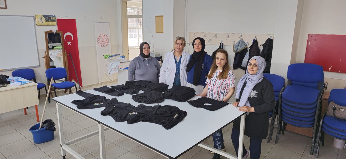 Baglarhem's tweet photo. GİYİM ÖĞRETMENİMİZ FATMA GEDİKBAŞ VE KURSİYERLERİMİZİN, ATÖLYEMİZDE DİKİMİNİ YAPTIKLARI PİJAMA TAKIMLARI, RAMAZAN AYININ MANEVİYATINA UYGUN ŞEKİLDE BAĞLAR İLÇEMİZDEKİ 60 ÖĞRENCİMİZE HEDİYE EDİLDİ. 
@mebhbogm 
@Murat4Kucukali @BaglarKaymakam @BaglarMEM21
@SirineEronat https://t.co/Jjg1lkWBrS