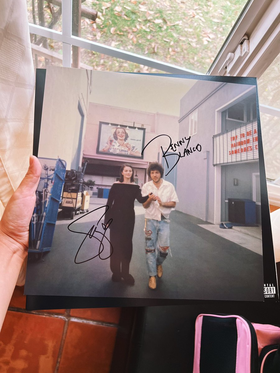 flatlinefangirl's tweet image. my first signed selena anything
#ISaidILoveYouFirst @SelenaFanClub @selenagomez @ItsBennyBlanco 🩷