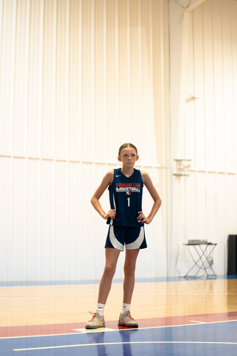 BBall_Movement's tweet photo. Just some @YandersLaw girls getting that work at The Basketball Movement. Why do these go so hard?? 🔥🔥🔥 https://t.co/qutRKVORMK