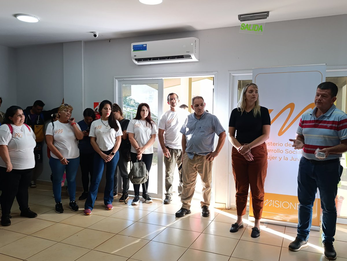 SanchezManuelFR's tweet photo. #SantoPipó, acompañamos a las familias tareferas, el eslabón más frágil de la cadena yerbatera que junto a nuestros productores padecen las consecuencias de la desregulación del INYM.  Desde el @gobmisiones a través del @MDSMisiones estamos donde hay que estar: cerca de la gente https://t.co/QDROpzB4a7