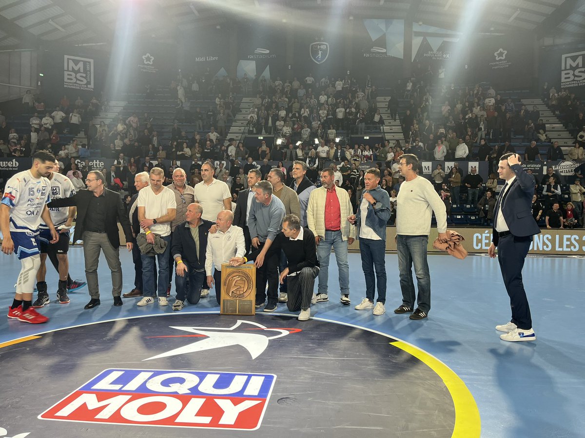 DuperronPierre's tweet photo. Un succès dans la douleur 29-25 face à @TremblayHB, un #FDIStadium plein comme un œuf, une haie d’honneur de l’équipe d’#ÉrickMathé aux champions de 1995 de @CanayerP, une petite vidéo commémorative, une photo de famille version @mhbofficiel, des dédicaces #festivités #handball https://t.co/DdnkVKepvH