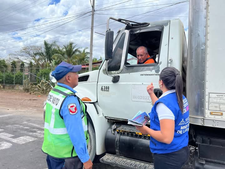✅ Palacagüina🌸 Madriz | Realizamos jornadas de 🗣️sensibilización en paradas de buses🚍 y sectores de riesgo, 🗣️promoviendo respeto a las señales 🚸🚹🚷de tránsito ante el cuidado y protección de la vida. 

#AmorALaFamilia 
#AmorALaNiñez
