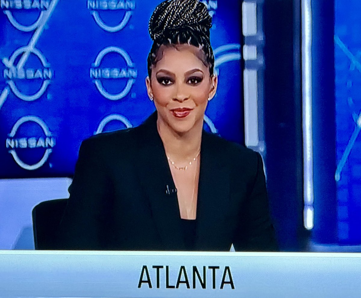 C6E_MUSIC's tweet image. Can we get @Candace_Parker a crown 👑 please?!? I mean.. LOOK AT HER!! #MarchMadnessMBB #NissanNCAATipoff