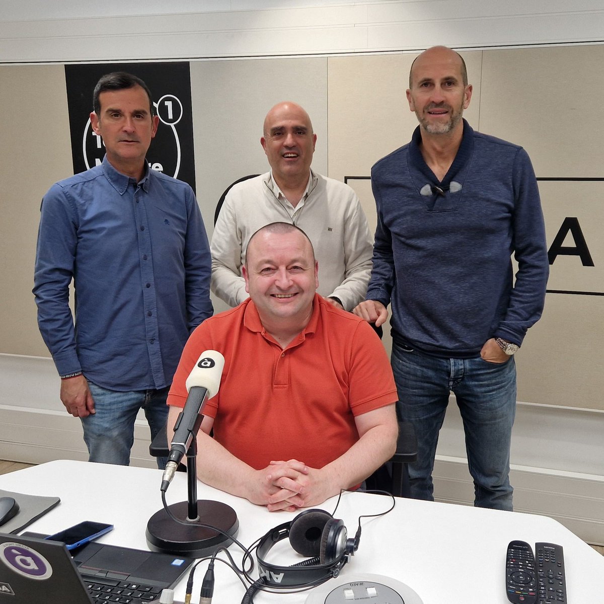 🗣️ Comença la tertúlia de #LíniaDeFons amb <a href="/jcvalldecabres/">JUAN CARLOS</a>, <a href="/javidomenechvlc/">Javi Doménech</a> i <a href="/salvafolgado/">salva folgado 🦊</a> 

🎙️ <a href="/ximotamarit/">Joaquín 🇪🇸</a>

📻 Ràdio: apuntmedia.es/directe/direct…
▶️Streaming: apuntmedia.es/directe/linia-…