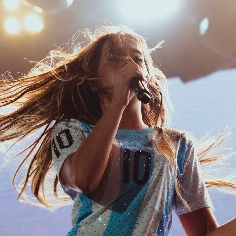 holaa soy juli (20/🇦🇷) conozco a tate desde 2023 pero recien la estoy empezando a stanear asi q me gustaría integrarme al fandom, mis temas son dear god, guilty conscience y uh oh, siganme asi amigamos e interactuamos #integraciontate