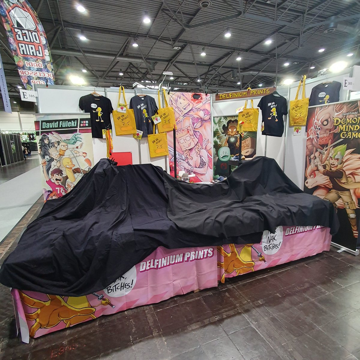 DavidFueleki's tweet image. Der Delfinium Prints-Stand (Halle 3, E303) nachts, wenn er schläft.
Bis morgen!