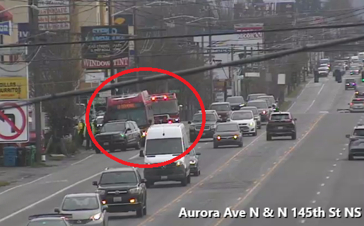 N 140th StのNBバスレーンをブロックしたAurora Ave