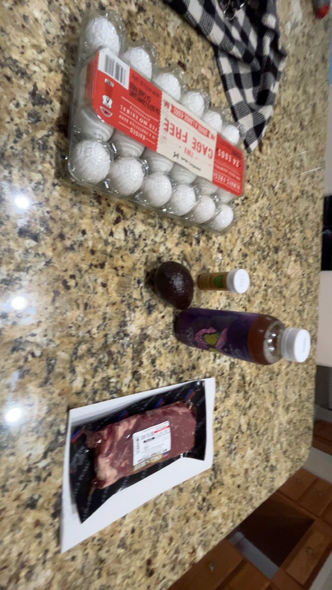 BraedynBrazy's tweet photo. Where’s my wooden cutting board 😂 https://t.co/EITdFNvYiF