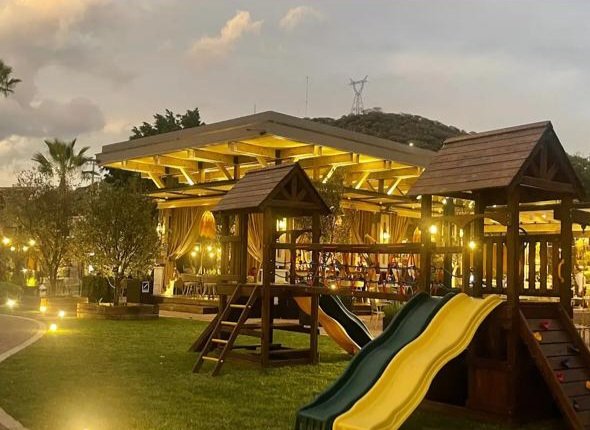 Anaro74's tweet image. ¿Te imaginas estar en un restaurante comiendo tranquilo y que de repente tu hijo que estaba jugando en el área infantil SE ELECTROCUTE porque cayó a una fuente y prácticamente lo veas morir?
Eso le pasó a Sebastián de 7 años en el Fishers House de Querétaro.
Sus papás...