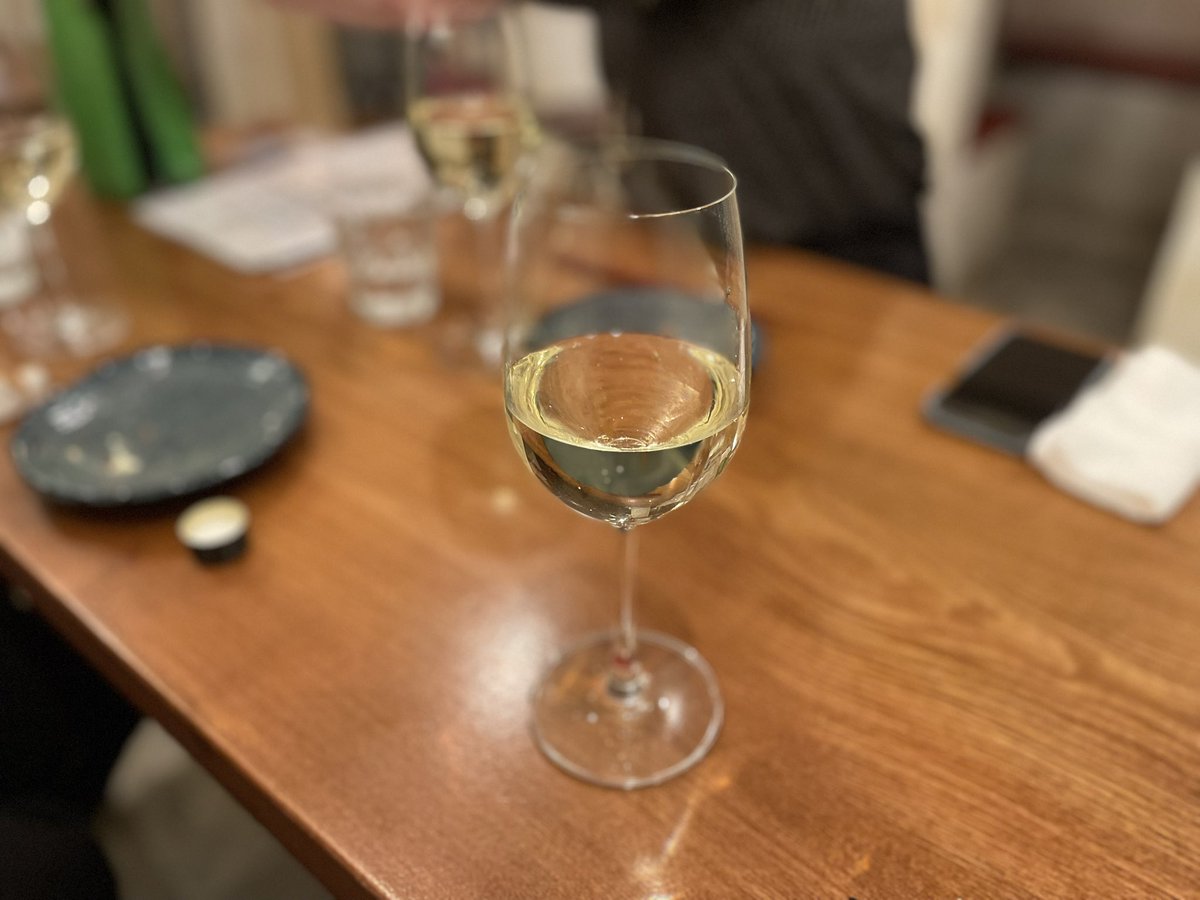 昨日の初夏のような陽気から一転の冷たい雨。今日はある場所に来ております。

写真はまた別の日のもの。美味しいオリジナルの魚料理を出すお店でした♪

#ワイン
#女子会
#春
#魚