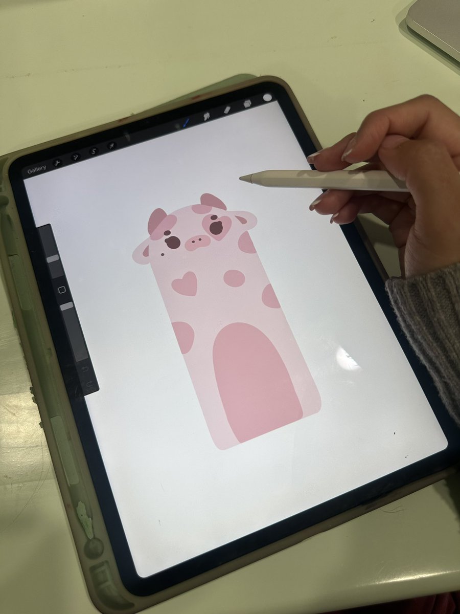 Alythuh's tweet photo. drawing vs final product ♡ https://t.co/1KjEBqElf1