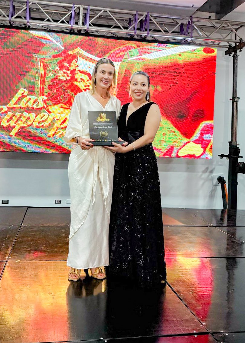 Recibo con gratitud el Premio a la Excelencia que me otorga @corrillosr en la ceremonia de las Mujeres Súper Poderosas. Este reconocimiento es el reflejo del trabajo que hacemos las Santandereanas, que con empuje y berraquera, hemos logrado ocupar grandes cargos a nivel nacional.