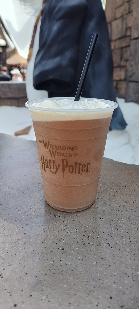 TheMagicForLess's tweet image. Explore the magic of Universal's Wizarding World of Harry Potter. ⚡️  Butterbeer, anyone? 😋 #UniversalOrlando #WizardingWorld #ThemePark