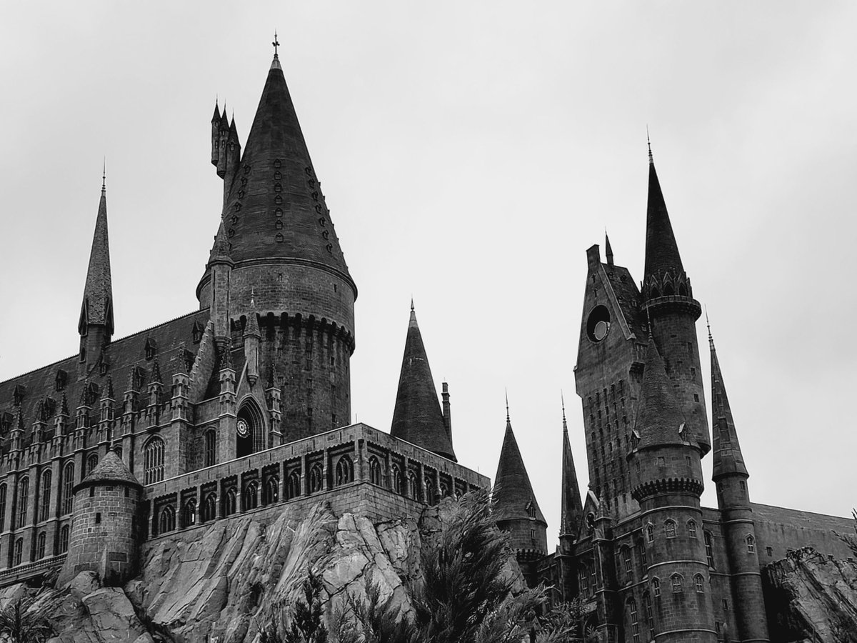 TheMagicForLess's tweet image. Explore the magic of Universal's Wizarding World of Harry Potter. ⚡️  Butterbeer, anyone? 😋 #UniversalOrlando #WizardingWorld #ThemePark