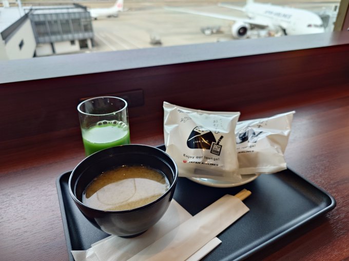 今日はいいラウンジを使う権利があるので行使していく 