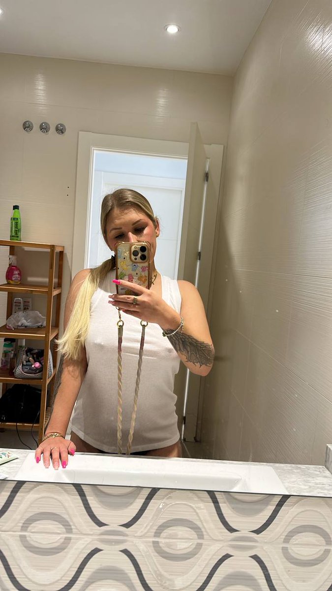 Entweder kalt oder ich bin geil, was meinst du ist es? ;)