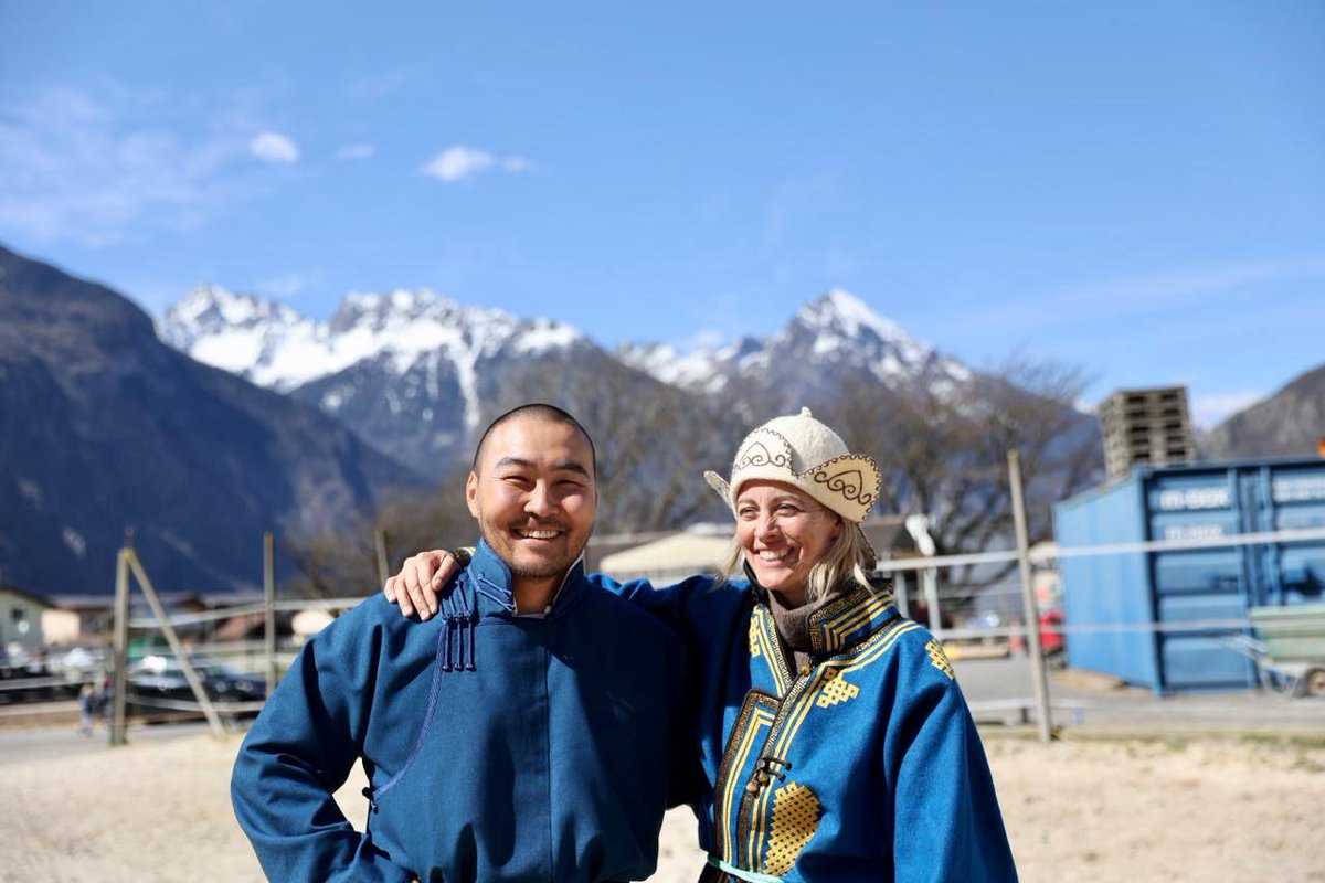 Энэ бүсгүй Аутистик 13 жил хүнтэй юм яриагүй.  Horse Therapy-аар өөртөө засал хийсэн. Одоо Швейцарын хамгийн алдартай  бас эрэлттэй морин эмчилгээний (хүний сэтгэл засал, физик эмчилгээний) мэргэжилтэн. Энэ хүнийг авч ирэхээр тохирлоо доо. 
Миний мөө мөнчигөр үү бас л 😏