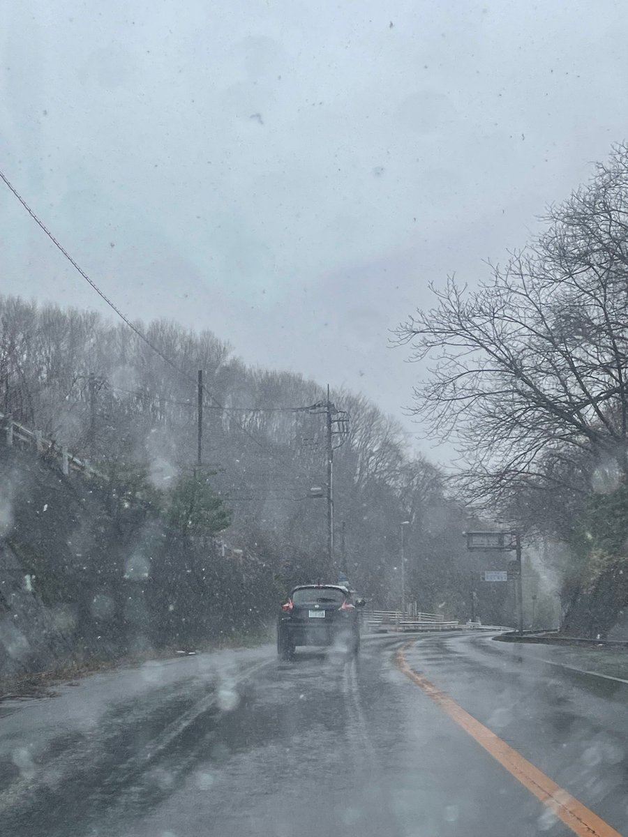 oku_kirara's tweet photo. [県道36号線状況]
8：00　６号線から本山トンネルまでは☂トンネルからきららの里までは雪⛄
気温３℃なので、路面の積雪は御座いません。
営業に関しまして、スライダー・バス・カフェはお休みとなります。 https://t.co/7IOhJULtwp