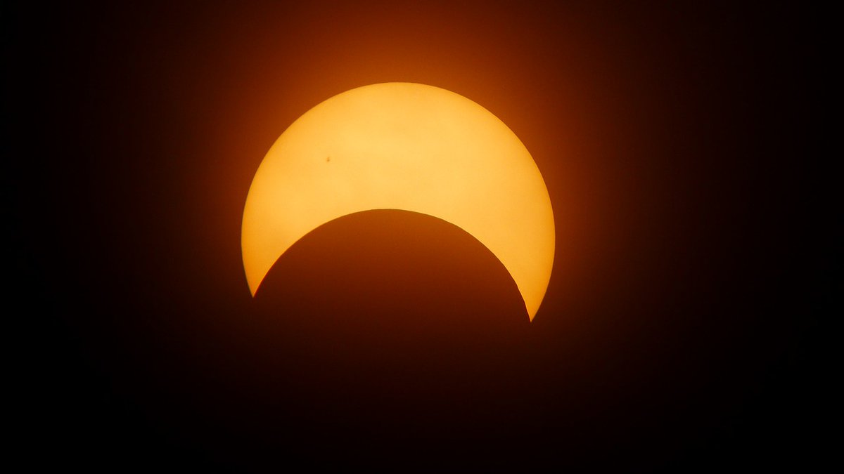 Maps for tomorrow's partial solar eclipse in the U.S., Canada, and Europe can be found here: nationaleclipse.com/maps/main/2025…

A list of major U.S. and world cities inside the partial eclipse visibility range can be found here: nationaleclipse.com/cities/lists/2…