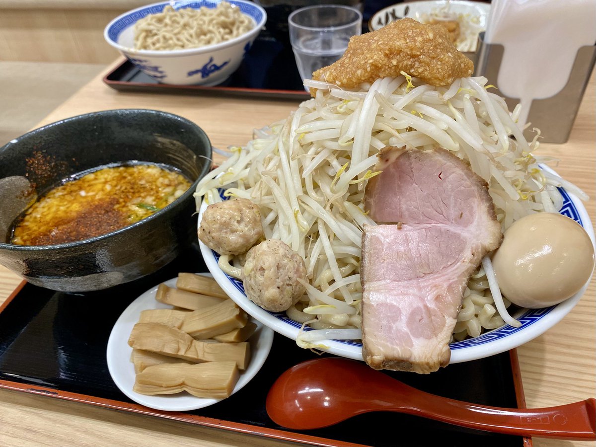 🏇GI週恒例
グルメご夫婦🌼🐶との会食

#麺屋勝天
赤ふじつけ麺  特盛　漬けニンニク多め
＋野菜マシ＋特製＋メンマ(らーめんガチャ)

敬愛なるお二人の推しグルメに外れ無し
この赤ふじつけがまたメタクソ旨かった‼️