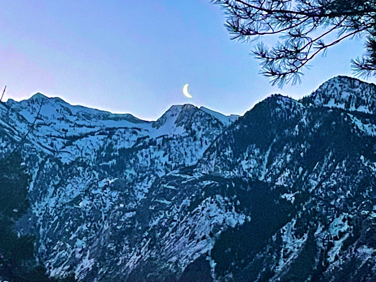 LoreleiEllen's tweet image. Moonrise. 

❤️‍🔥🏔️🌄

#HelloSpring 
#MoonRise