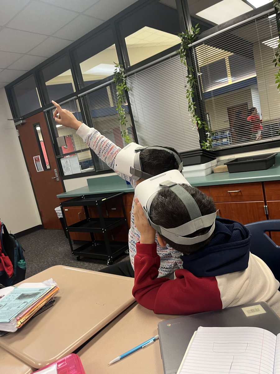mskgarduno's tweet photo. Looking at life from a different perspective 🪴🌱 @WestwoodSBISD @SBISD #CLASSVR https://t.co/73TIIkOiUS