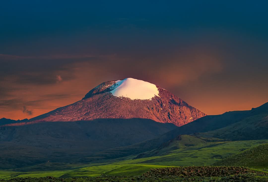 Bamaraa's tweet image. Отгонтэнгэр уул нь Монгол Улсын баруун бүс, Завхан аймгийн Алдархаан сумын нутагт орших Хангайн нурууны ноён оргил юм. Монголчууд эрт дээр үеэс Очирваань хэмээн хүндэтгэн шүтэж ирсэн энэхүү уул нь хангайн нурууны тахилгатай, ариун дагшин уул юм. Далайн түвшнээс дээш 4008 метр.