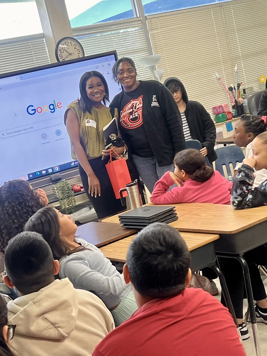 MrsHamlett501's tweet image. It was an absolute pleasure to meet Samica Knight today! Thank you for your time and presentation to my students for our Career day! We love the morning team News anchors from Channel 13 News! #ABC13 @SamicaKnight13 @GoodmanES_AISD @AldineISD
