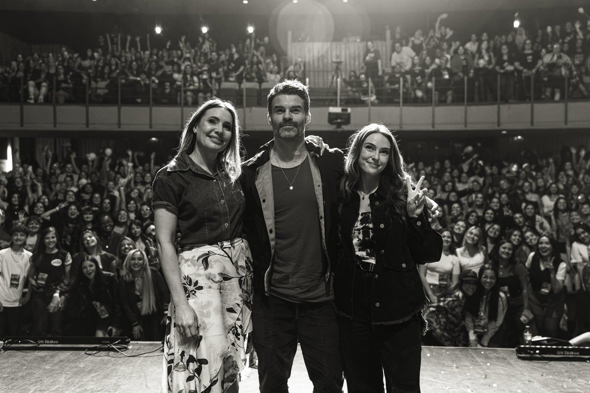 Realmente, algo muito engraçado aconteceu… Daniel Gillies, Danielle Russell e Leah Pipes desembarcaram no Brasil e vieram para a Dreamshine Con: Always and Forever, no dia 22 de março de 2025! ￼☁️