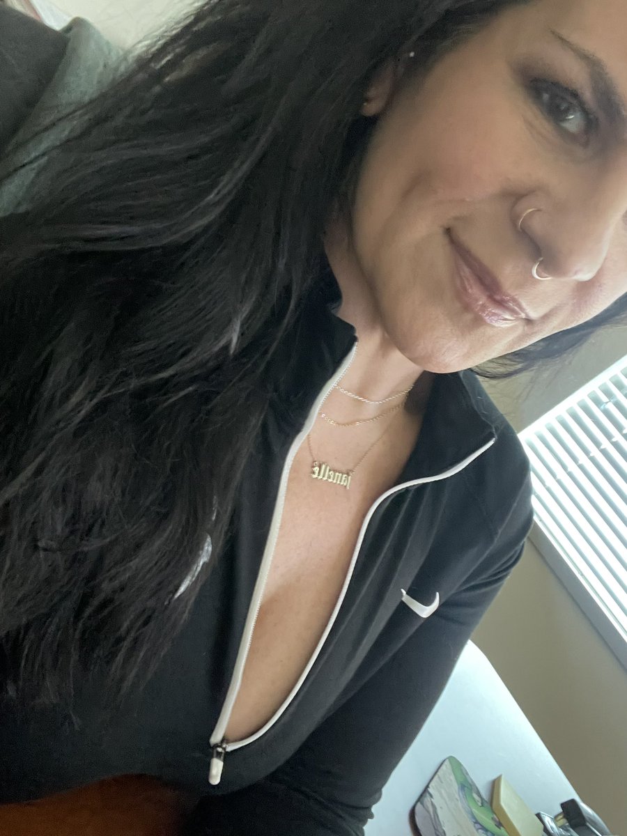 Holy Elle tweet media