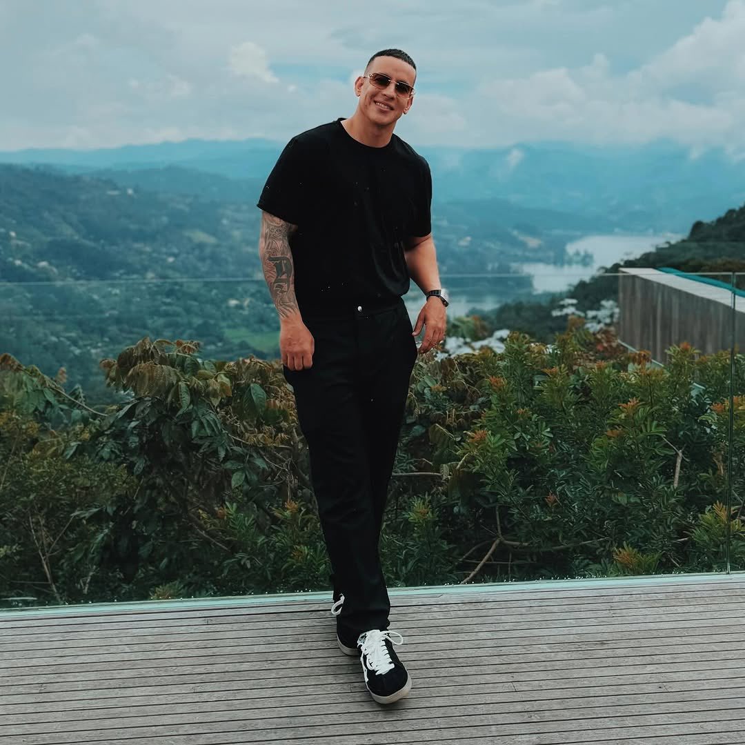 daddy_yankee's tweet image. Que honor llevar las buenas nuevas a mi
Colombia que tanto amo. En los estadios que daba conciertos, ahora mi Padre me lleva a llevar su Palabra. Dios sigue siendo el mejor estratega en la historia. Fue un honor compartir con tanta gente buena, adoradores, artistas urbanos del…