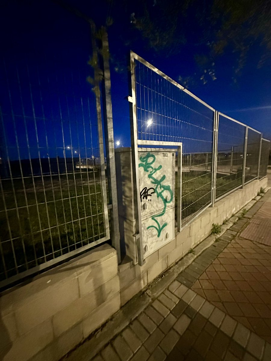 JeSaav's tweet photo. @Lineamadrid valla perimetral rota del campo de rugby Las Leonas, en la calle Escuela de Vallecas semi esquina con la calle del Arte Hiperrealista. https://t.co/hf4chwepUc