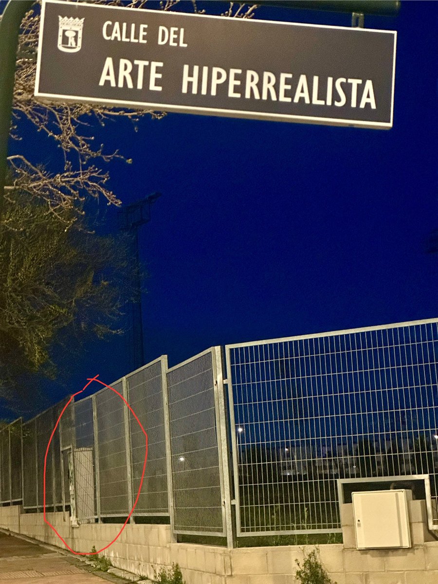 JeSaav's tweet photo. @Lineamadrid valla perimetral rota del campo de rugby Las Leonas, en la calle Escuela de Vallecas semi esquina con la calle del Arte Hiperrealista. https://t.co/hf4chwepUc