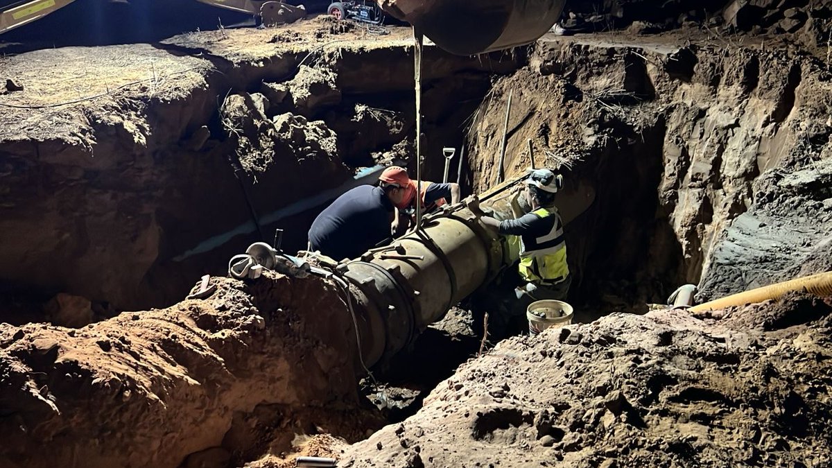 Trabajos de Reparación👷

Nuestros equipos siguen en terreno trabajando en la reparación de la matriz dañada por terceros en #Coquimbo 📌

Esperamos normalizar el servicio en horas de esta noche.

#Camiones aljibe siguen recorriendo los sectores afectados y también contamos con