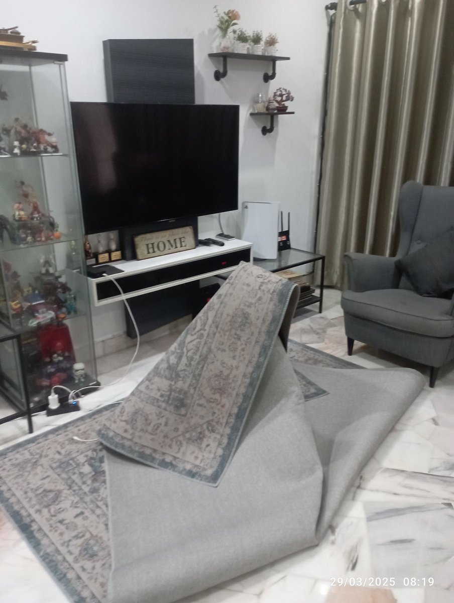 kemas2 rumah nak raya, mcm ni plak jadi carpet. yg tua mesti paham.