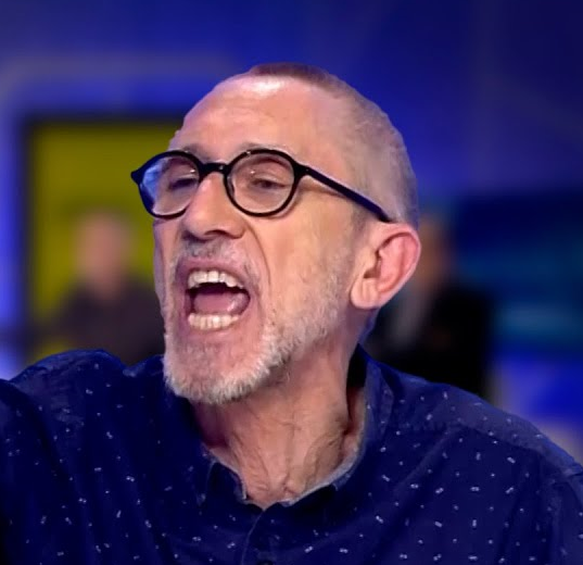 rnovoa's tweet photo. OPINIÓ | @XCatalunya 

Qui és Agustí Colomines ?

Agafeu-vos fort: aquesta setmana el @parlamentcat  ha tremolat sota un crit que ens ha gelat la sang. Qui és Agustí Colomines per bramar “feixista” a Sílvia Orriols @orriolsderipoll enmig del silenci sepulcral del Ple? Un home de mirada esquiva ha llançat l’acusació com un llamp en la nit i ha fugit, deixant-nos amb el cor en un puny. Però ella... ella ha encès la tempesta!

Colomines és un espectre decrèpit, un titella trencat que arrossega les tenebres d’un passat que udola en la foscor. Quins secrets s’amaguen sota la seva capa esquinçada? Quins pactes amb l’ombra el persegueixen? Dijous va triar una dona sola per clavar-li la seva daga enverinada, però el seu pas covard cap a la sortida ha estat un crit mut: té por del que ell mateix sap!

I llavors, com un tro que esquinça el cel, Sílvia Orriols s’ha alçat. Una pedra viva, una englantina d’or banyada en foc, ha travessat el caos amb una força que ens ha tallat l’alè. No ha vacil·lat, no ha caigut: ha plantat cara com una deessa venjadora, una flama que crema els dubtes i ens sacseja l’ànima. És la reina que no necessita corona per regnar!

El president Rull @joseprull, un buròcrata de cor fred i ulls buits, ha deixat caure un “queda en acta” com qui llença cendres al vent, indiferent al drama que esclatava davant seu. 

Però mentre Colomines s’escolava com una rata en la nit, Orriols s’ergia, indomable. I escolteu això: el CEO ja li dona 10 diputats a Aliança Catalana! Això no és un episodi: és un terratrèmol que ens sacseja tots!

Aquest instant és un quadre tràgic: dos camins que es creuen en un xoc de titans. Colomines, un eco que s’esfuma en la seva pròpia misèria, cap a l’oblit etern; Orriols, una torxa encesa que il·lumina el futur, cap a la permanència immortal. 

Qui sou vosaltres en aquesta batalla? El teló s’ha alçat, i la història rugeix. Seguiu-nos, perquè això només és el principi d’una guerra èpica!