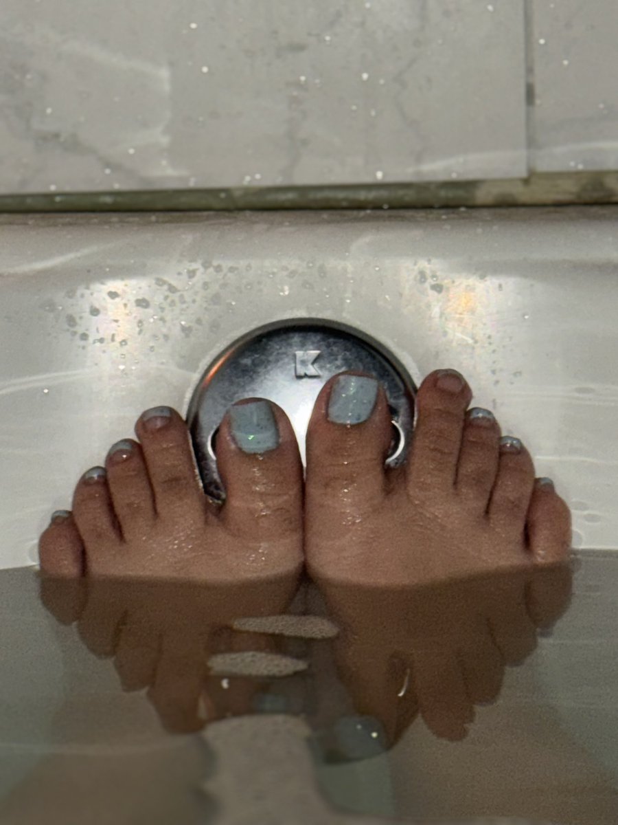 Blue nails
#feetfetısh 
#feetworshi̇p 
#feets