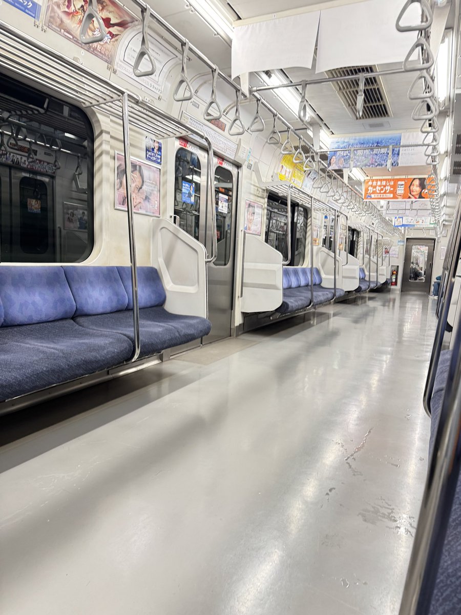 土曜日朝9時、東京のとある地下鉄で。
昼は満員なのに誰もいない車両って東京は不思議。
#tokyo 
#地下鉄