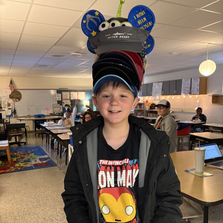 SparrowRoadInt1's tweet photo. Bring on all the hats! #readingspiritweek https://t.co/U9ABW9StSC