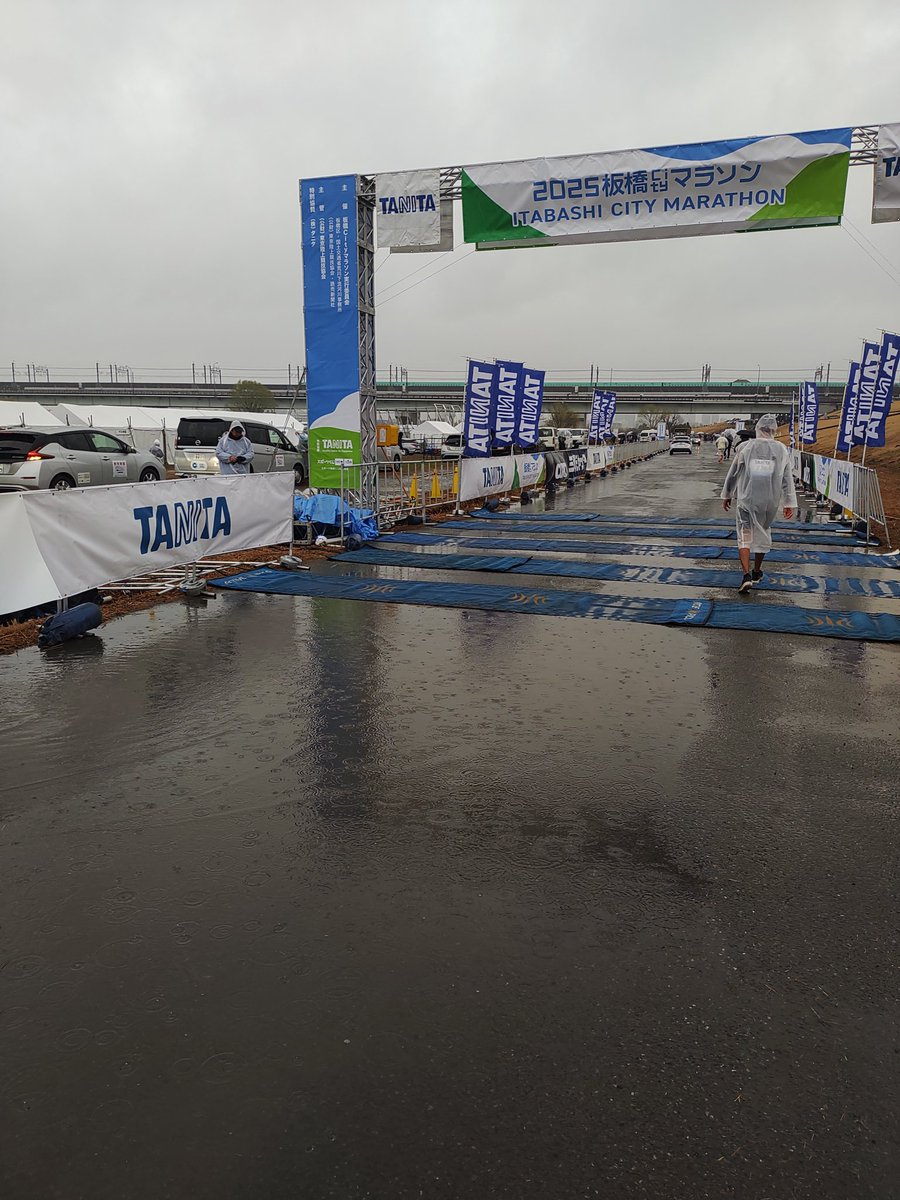 yukk_run's tweet image. もう２週間経ちますが、板橋Cityマラソン走ってきました😃
結果は3時間39分
前半1時間24分、後半2時間15分
気温５℃&amp;amp;雨&amp;amp;風、首が動かないという悪条件💦
スタートしても体は温まらず、終始凍えたまま
耐えきれませんでした　笑

雨の日は、ウェアを変えないと駄目だと気づけたので良い経験となりました