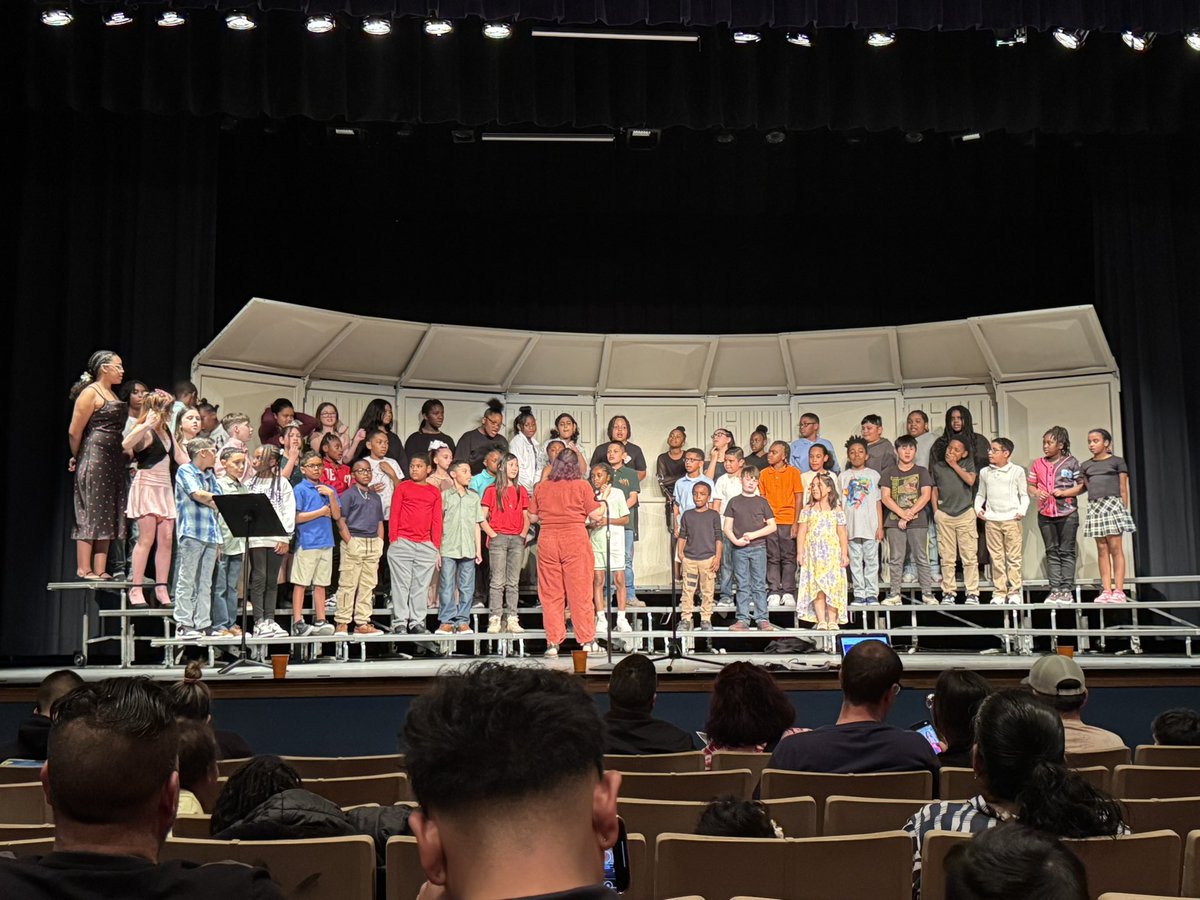 Congratulations to our fourth and fifth graders for a wonderful music program last night! They worked hard and learned great skills from their teacher, Ms. Hallam. Thank you for supporting them!! Way to go, Jets! #wpsproud